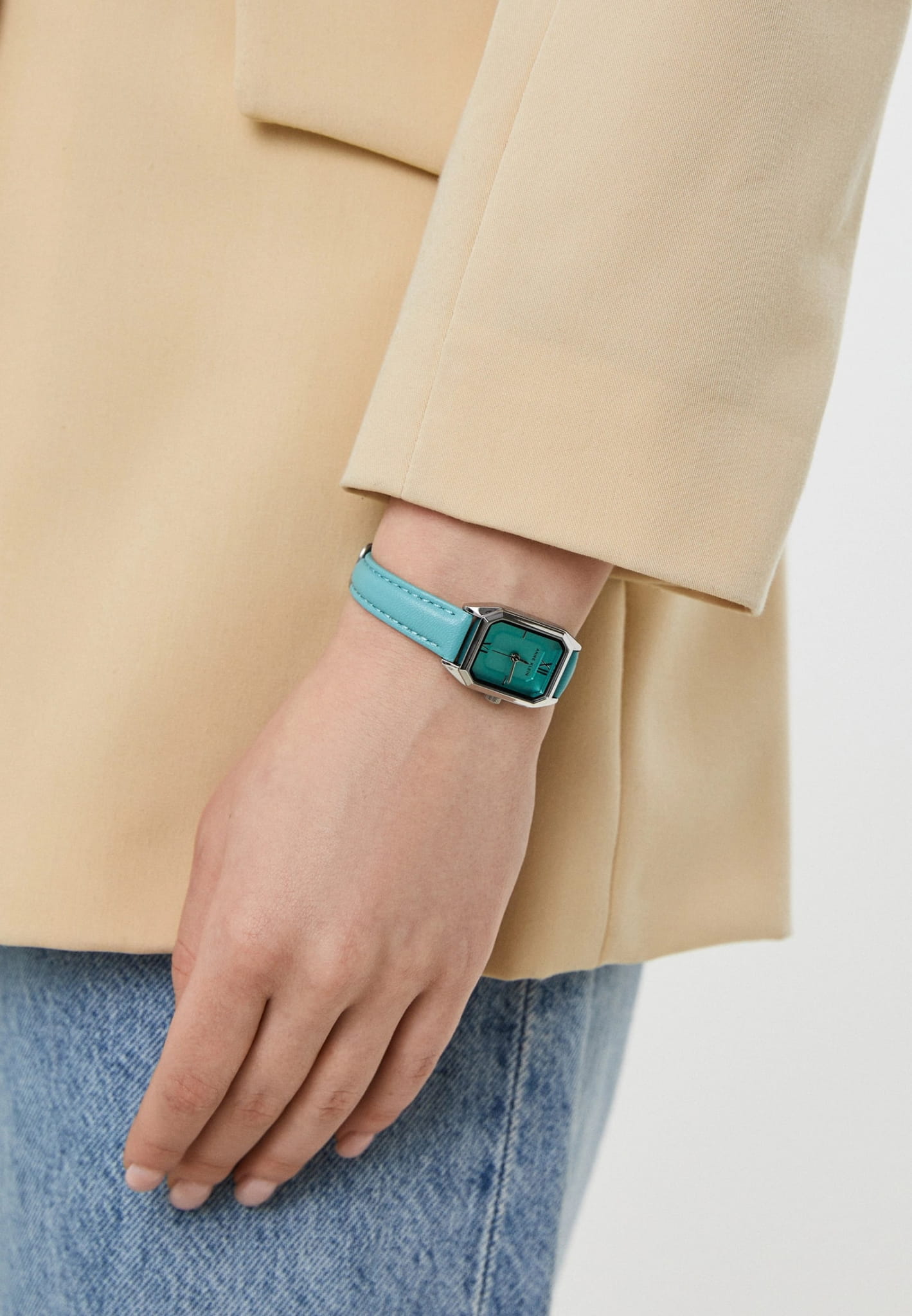 Anne Klein 3969AQUA женские часы застежка крупным планом