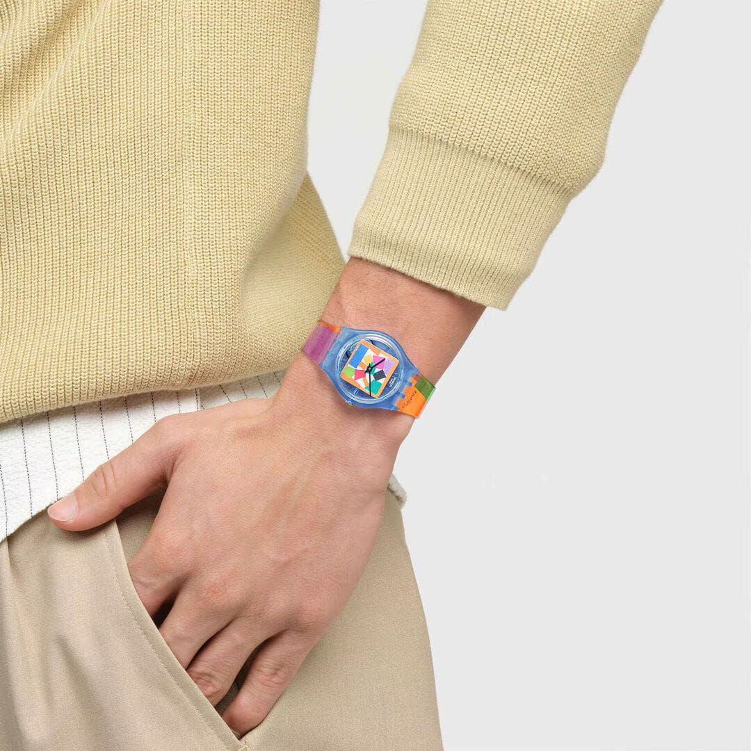 Swatch SO28Z127 женские часы застежка крупным планом