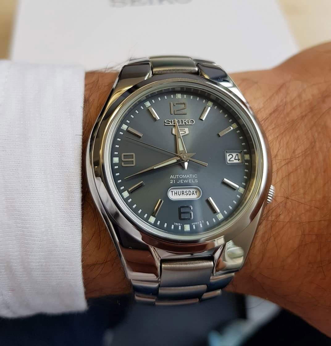 Seiko SNK621K1 мужские часы застежка крупным планом