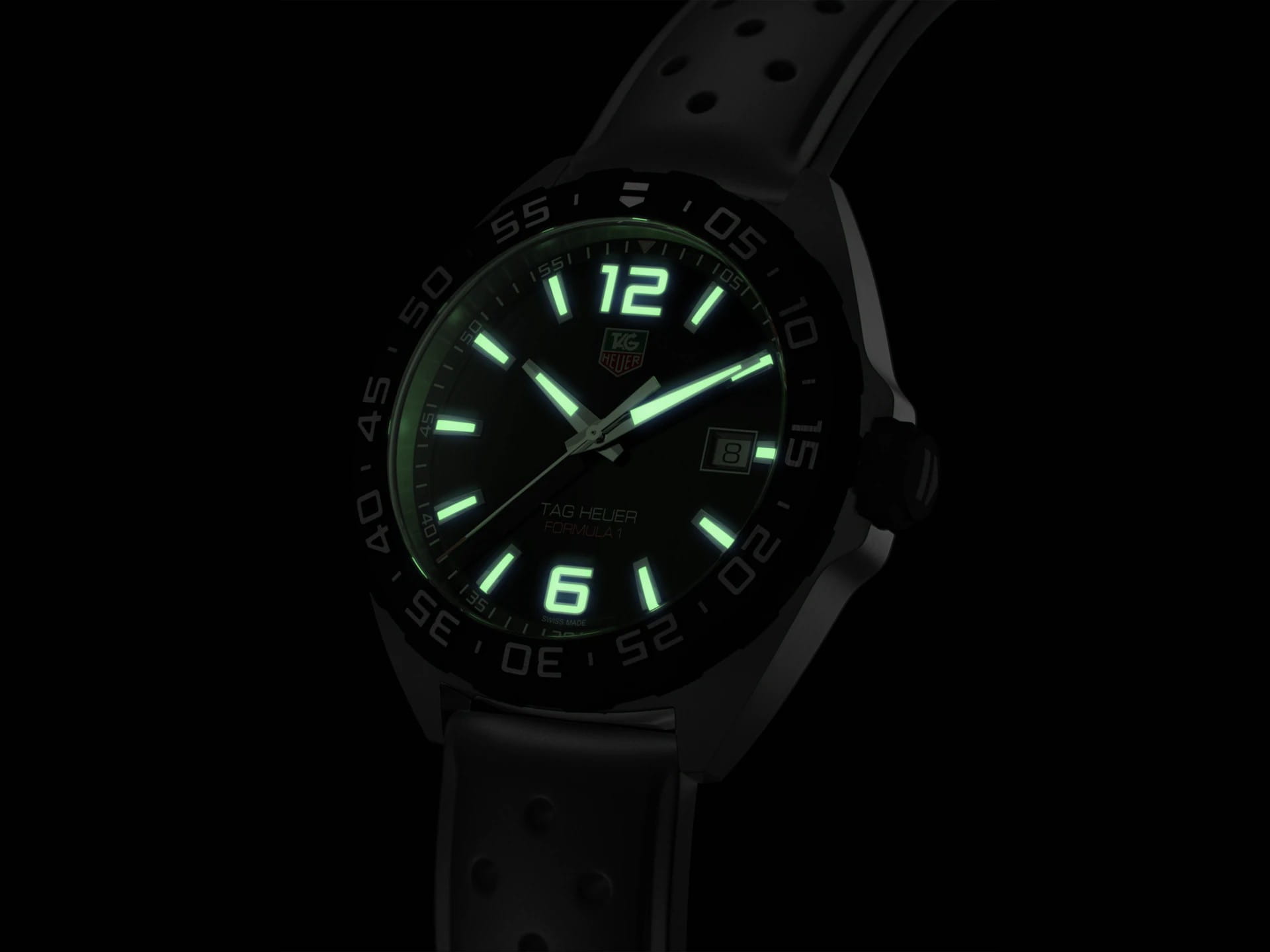 TAG Heuer TAG Heuer Formula 1 WAZ1110.FT8023 кварцевые мужские часы часы крупный план черный циферблата