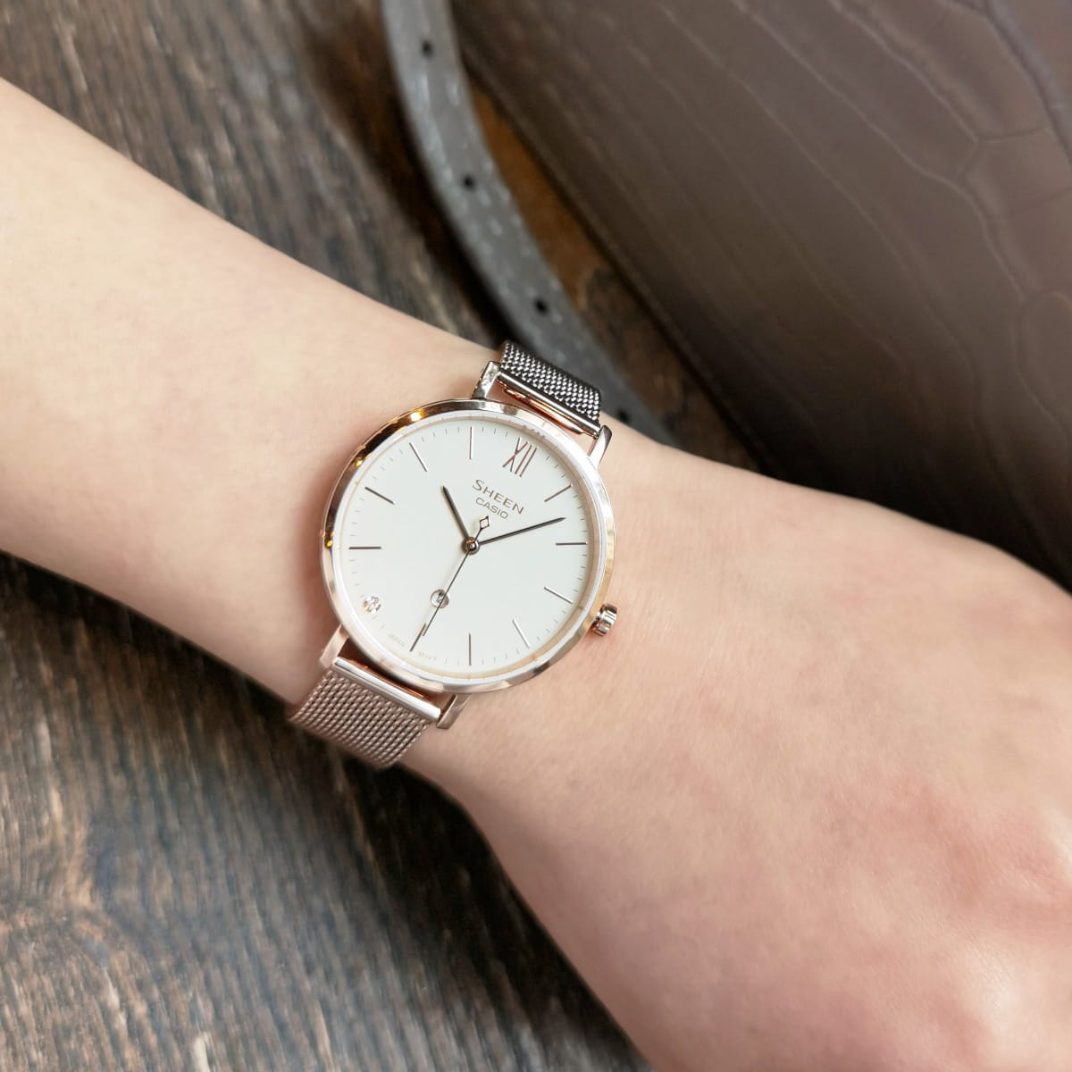 Casio Casio Sheen SHE-4539CGM-4AUDF , наручные женские часы фото под углом