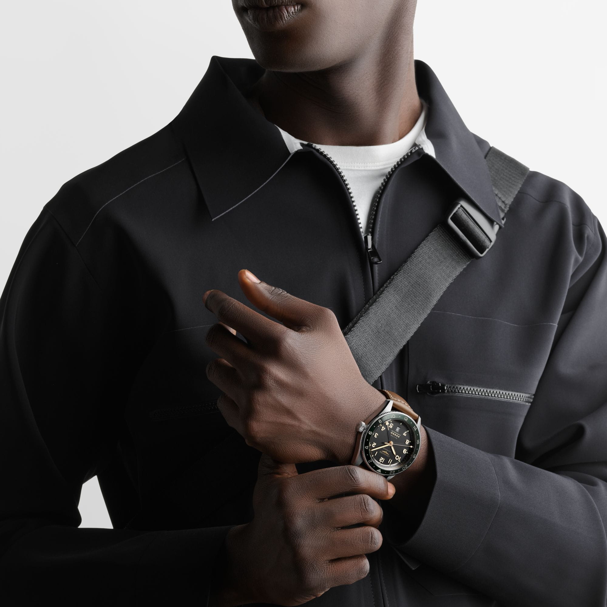 Longines L38124632 мужские часы застежка крупным планом