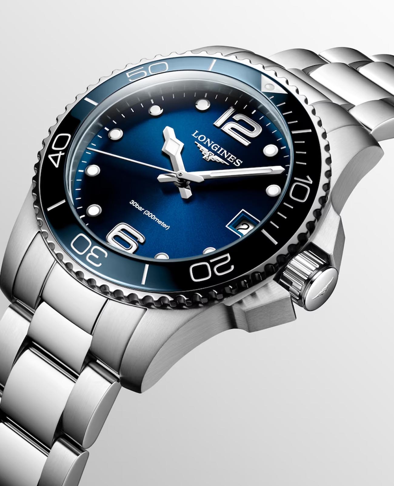 Longines L33704966 женские часы застежка крупным планом