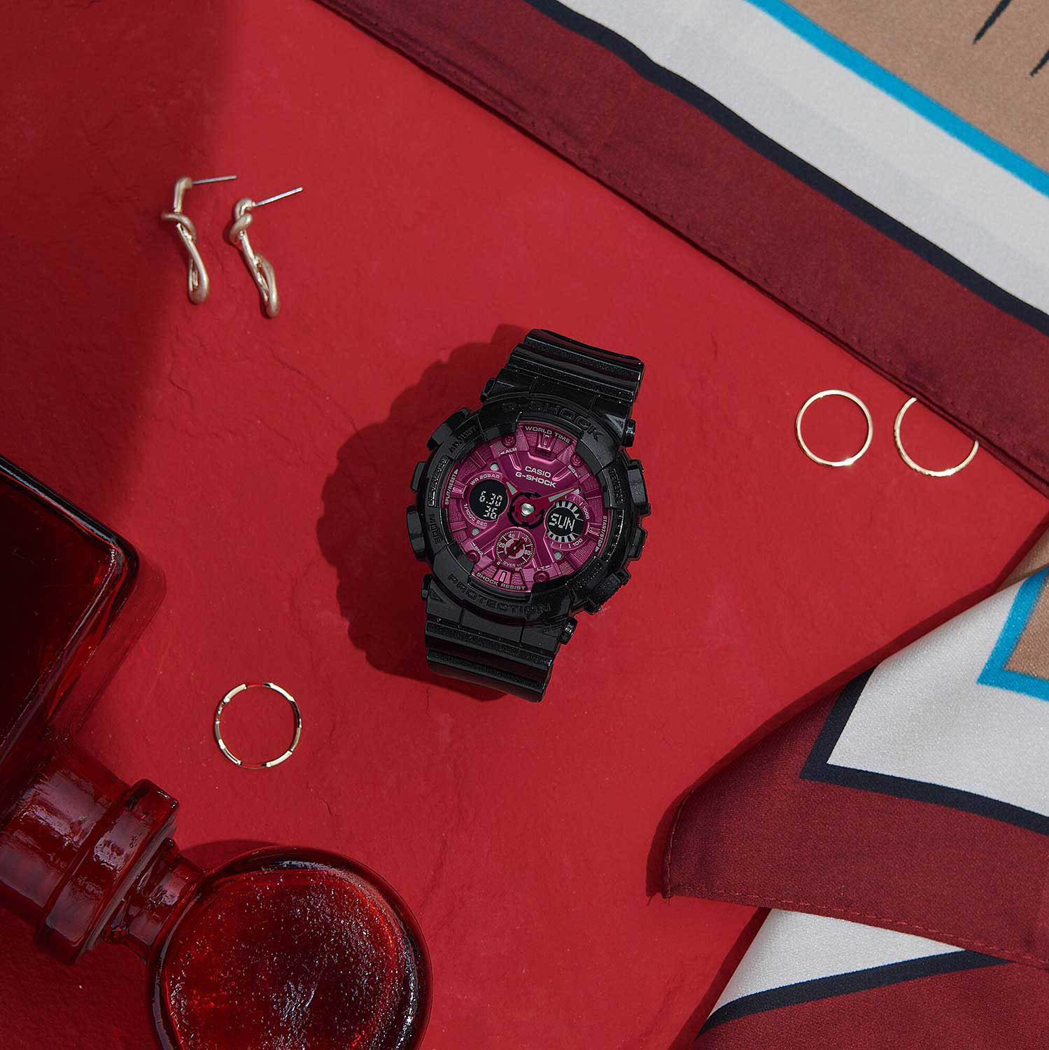 Casio GMA-S120RB-1ADR женские часы застежка крупным планом