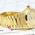 Tissot T1372073302100 наручные женские часы застежка крупным планом
